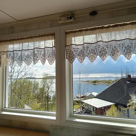 Apartman With Sea View Traelnes